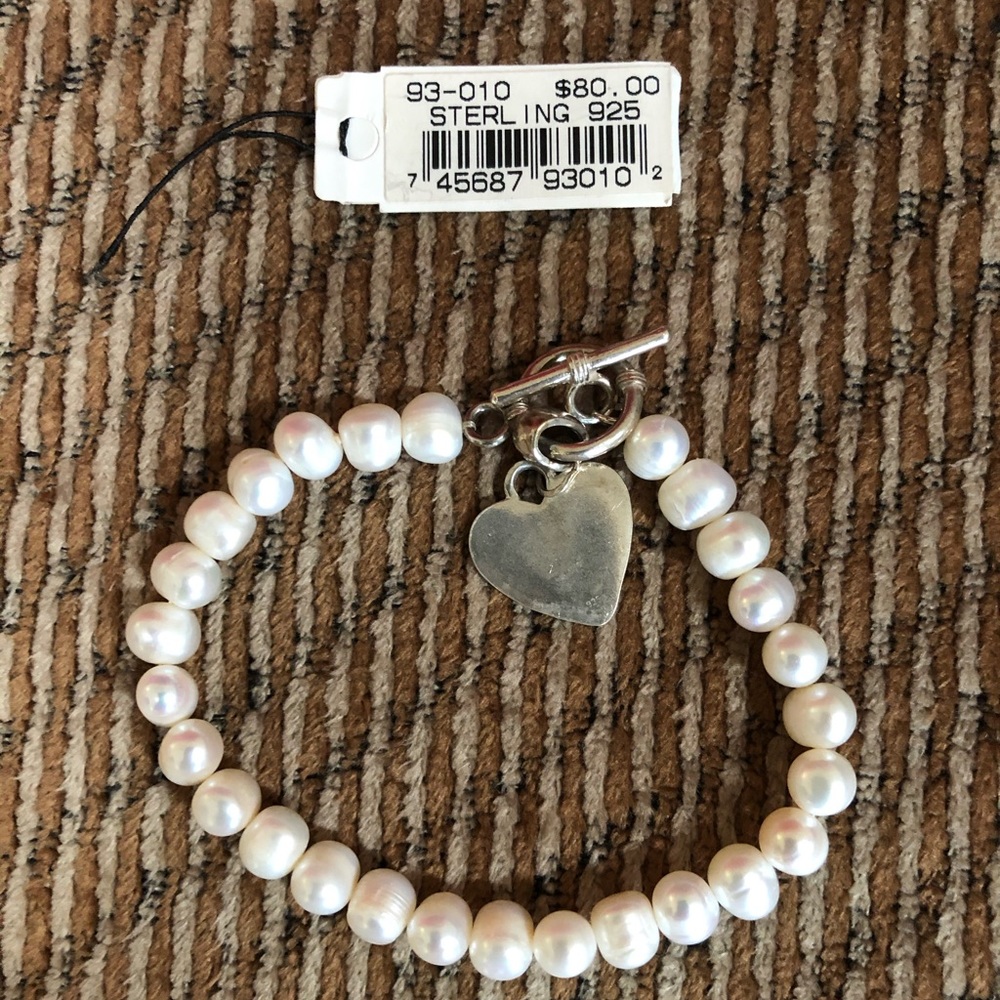 Bracelet pearl toggle closure dangling heart